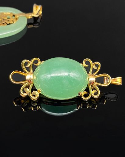 Ensemble comprenant : 
- Un pendentif ovale,...