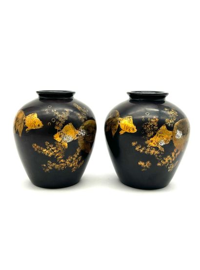 Paire de vases boules laqués à fond noir,...