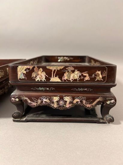 Reunion of two rectangular trays on curved...