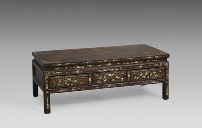 Table basse à thé en bois exotique à décor...
