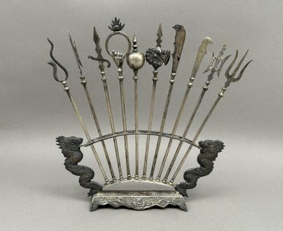 Dix armes d'Hast miniatures sur leur support...