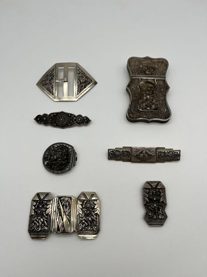 Ensemble d'objets en argent 800°/°° comprenant:

-...