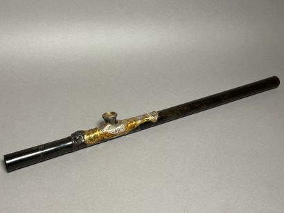 Opium pipe in horn, silver-plated plate decorated...