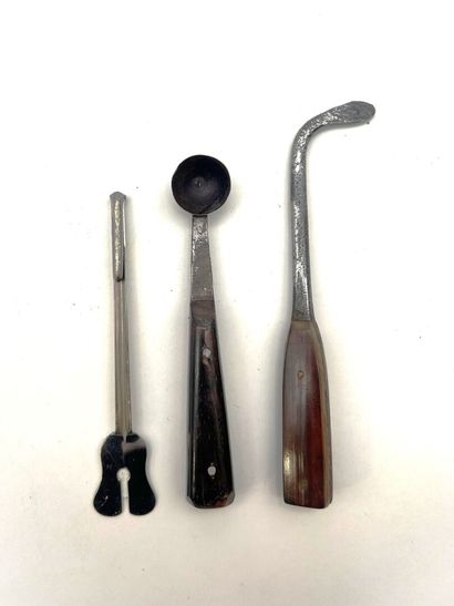 Une cuillère à opium et un cure-fourneau,...