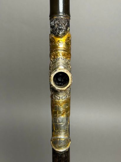 Opium pipe in horn, silver-plated plate decorated...