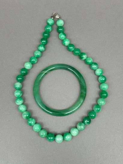 Collier de perles en jadéite.
Longueur: 24...