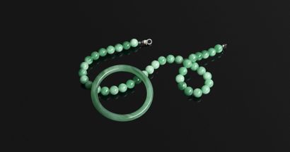 Collier de perles en jadéite.
Longueur: 24...