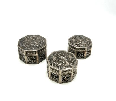Suite en diminutif de trois boîtes octogonales...