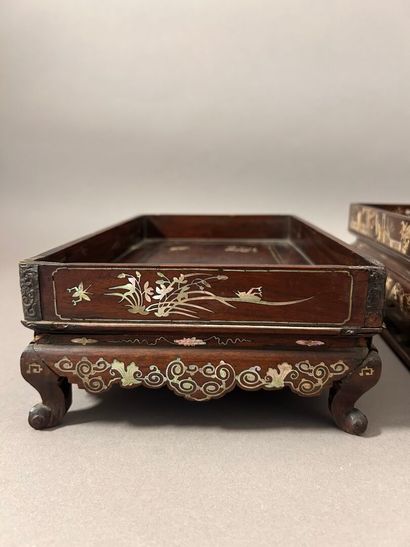 Reunion of two rectangular trays on curved...