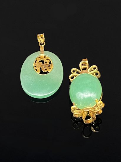 Ensemble comprenant : 
- Un pendentif ovale,...