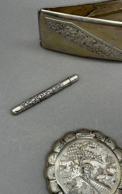 Ensemble en argent 800°/°° comprenant: 
-...