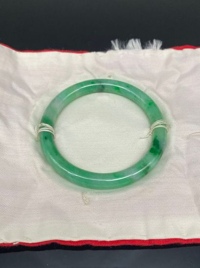 Deux bracelets jonc en jadéite, un blanc...