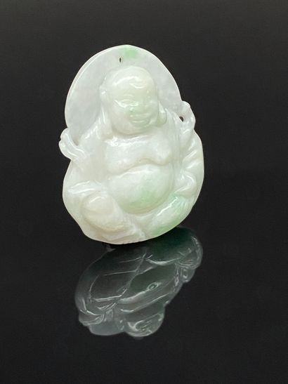 Lot comprenant trois pendentifs en jade-jadéite...