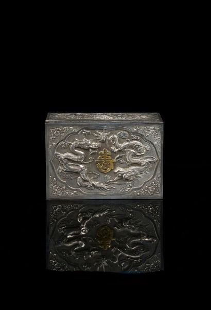 Coffret rectangulaire en argent, le couvercle...