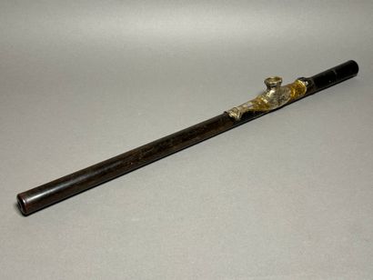 Opium pipe in horn, silver-plated plate decorated...