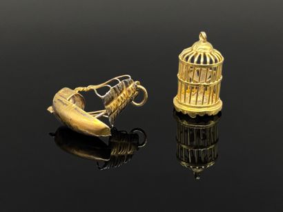 Petit sujet pendentif à décor d'une cage...