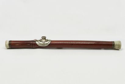 Importante pipe à opium en bambou, plaquette...