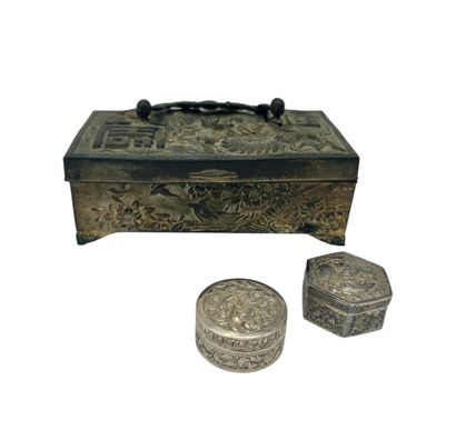 Petit coffret couvert en métal repoussé....