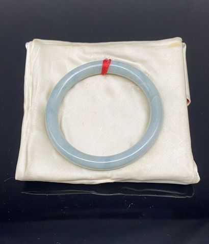 Deux bracelets jonc en jadéite, un blanc...