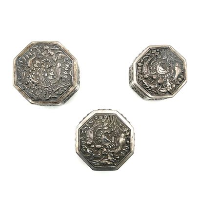 Suite en diminutif de trois boîtes octogonales...