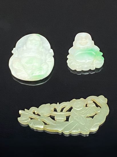 Lot comprenant trois pendentifs en jade-jadéite...