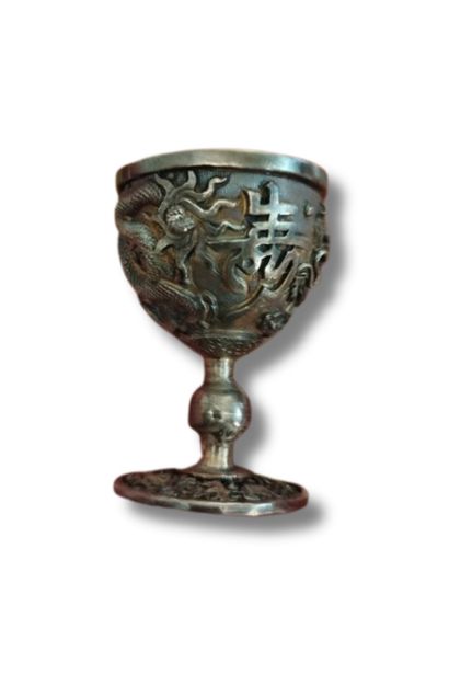 Coquetier en argent 800 °/°° à décor de dragon...