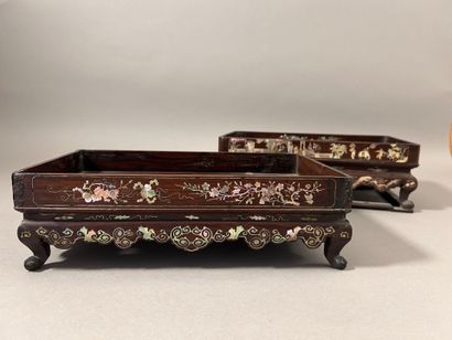 Reunion of two rectangular trays on curved...