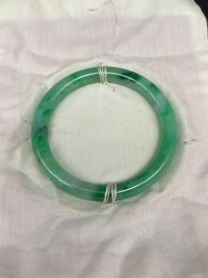 Deux bracelets jonc en jadéite, un blanc...