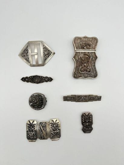 Ensemble d'objets en argent 800°/°° comprenant:

-...
