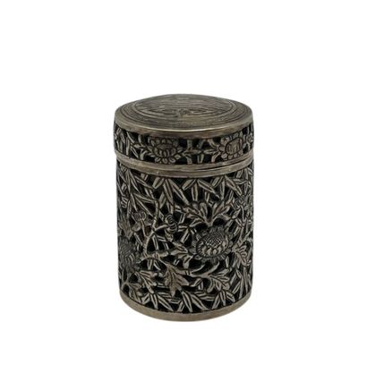 Opium box in silver 800°/°° chased with lotus...