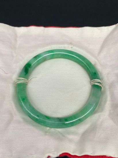 Deux bracelets jonc en jadéite, un blanc...