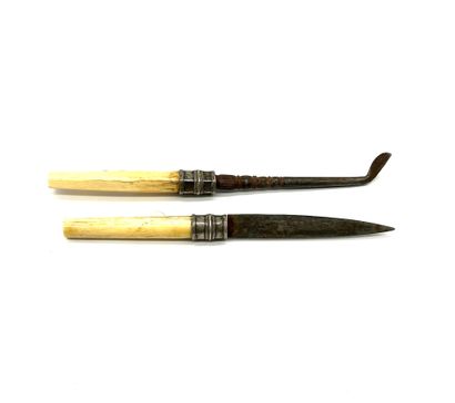 *Paire d'outils à opium comprenant un couteau...