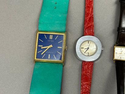 Lot including: 
- OMEGA. 
Ladies' wristwatch...