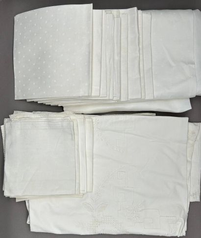 Lot of household linen including:
- A table...