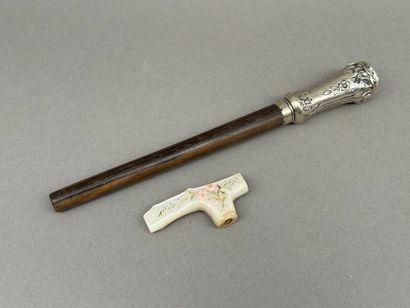Lot including : 
- A mother-of-pearl parasol...