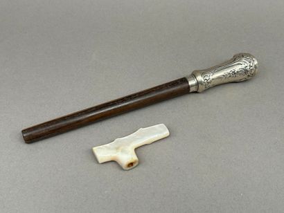 Lot including : 
- A mother-of-pearl parasol...