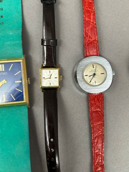 Lot including: 
- OMEGA. 
Ladies' wristwatch...