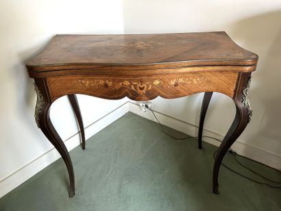 *Table à jeux chantournée in exotic wood...