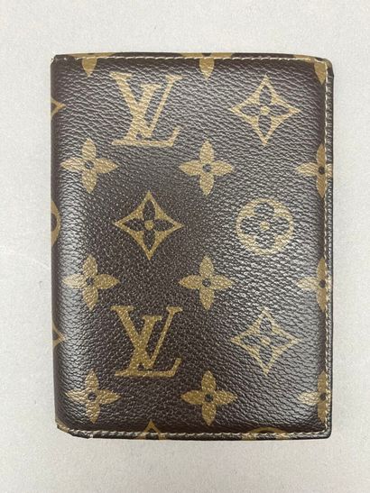 Louis VUITTON.
Monogram