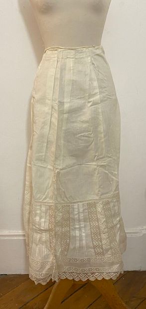 Fashion lot including: 
- A cream-colored...