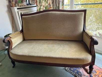 *Lot of living room furniture, including:
-...