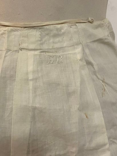 Fashion lot including: 
- A cream-colored...