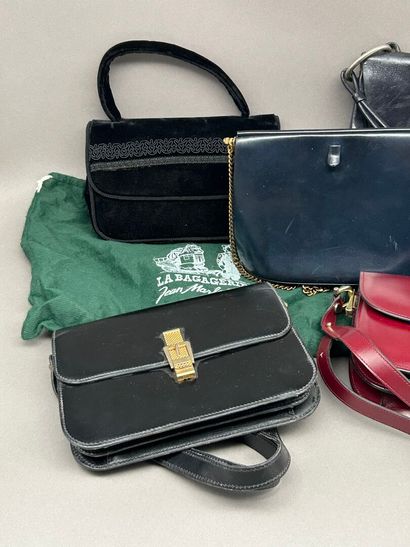 Set of 5 bags and pouches including : 
-...