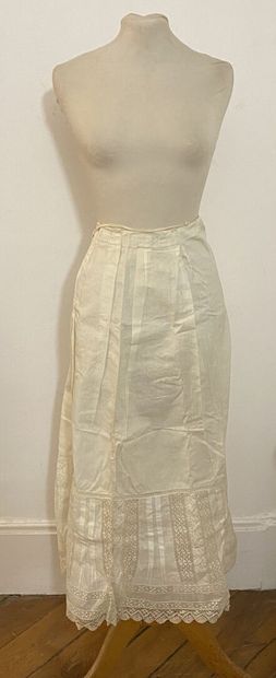 Fashion lot including: 
- A cream-colored...
