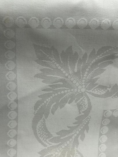 Table service, tablecloth and fifteen napkins...