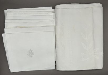 Table service, tablecloth and fifteen napkins...