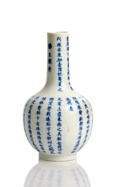 Long-necked blue-and-white porcelain vase,...