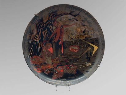Round wooden dish lacquered in polychrome...