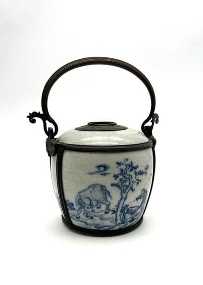 Blue-and-white porcelain water pipe, known...