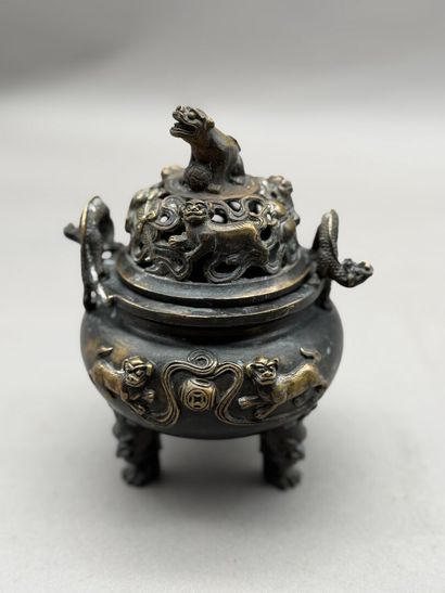 Set consisting of:
- A small bronze tripod...
